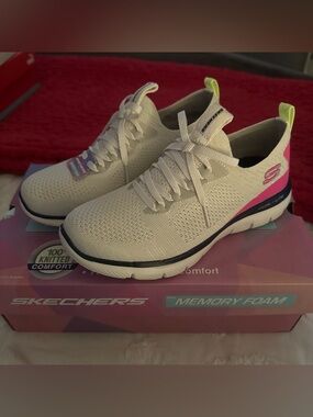 Skechers Memory Foam Sneakers - NEVER WORN! SIZE 7